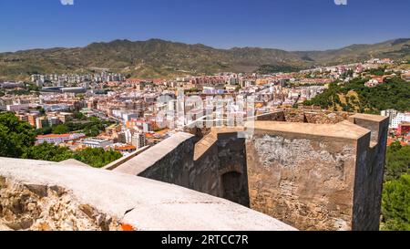 Murs et tours de la forteresse Castillo de Gibralfaro surplombant la ville de Malaga en Andalousie, Espagne Banque D'Images