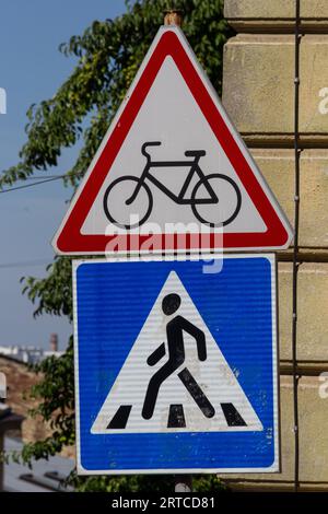 Panneau de signalisation : attention aux cyclistes et aux passages pour piétons. Banque D'Images