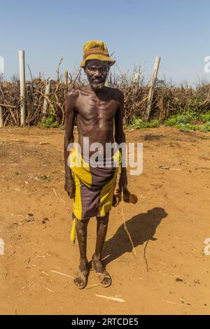 OMORATE, ETHIOPIE - 5 FÉVRIER 2020 : membre de la tribu Daasanach dans son village près d'Omorate, Ethiopie Banque D'Images