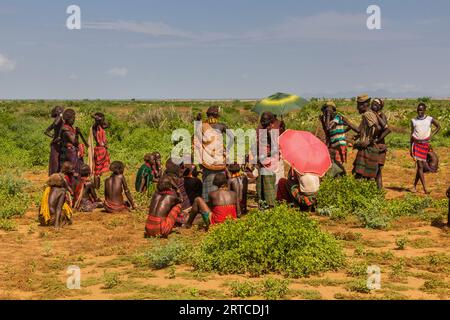 OMORATE, ETHIOPIE - 5 FÉVRIER 2020 : membres de la tribu Daasanach dans leurs champs près d'Omorate, Ethiopie Banque D'Images