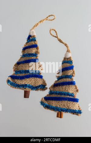 Jouet arbre de Noël fait à la main, jouet de Noël arbre à chevrons, toile de jute. Banque D'Images