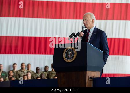 Anchorage (États-Unis d ' Amérique). 11 septembre 2023. Anchorage (États-Unis d ' Amérique). 11 septembre 2023. Le président américain Joe Biden prononce une allocution commémorant le 22e anniversaire des attentats terroristes du 9/11 septembre 2023 lors d’une cérémonie commémorative à la base conjointe Elmendorf-Richardson, le 11 septembre 2018 à Anchorage, en Alaska. Crédit : Sheila deVera/États-Unis Air Force photo/Alamy Live News Banque D'Images