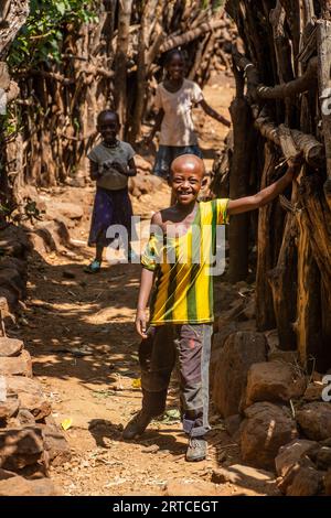 KONSO, ETHIOPIE - 7 FÉVRIER 2020 : enfants dans un village traditionnel de Konso, Ethiopie Banque D'Images