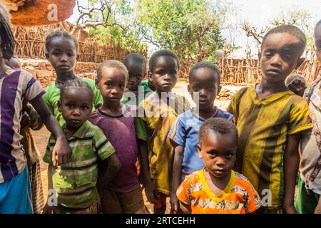 KONSO, ETHIOPIE - 7 FÉVRIER 2020 : enfants dans un village traditionnel de Konso, Ethiopie Banque D'Images