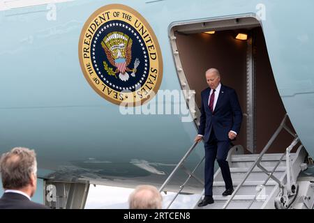 Anchorage (États-Unis d ' Amérique). 11 septembre 2023. Anchorage (États-Unis d ' Amérique). 11 septembre 2023. Le président américain Joe Biden quitte Air Force One à son arrivée pour commémorer le 22e anniversaire des attaques terroristes de 9/11 à la base conjointe Elmendorf-Richardson, le 11 septembre 2023 à Anchorage, en Alaska. Crédit : Alejandro Peña/États-Unis Air Force photo/Alamy Live News Banque D'Images