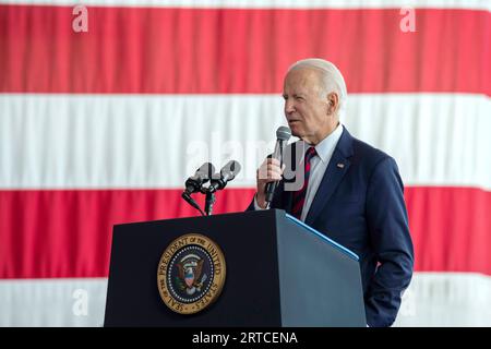 Anchorage (États-Unis d ' Amérique). 11 septembre 2023. Anchorage (États-Unis d ' Amérique). 11 septembre 2023. Le président américain Joe Biden prononce une allocution commémorant le 22e anniversaire des attentats terroristes du 9/11 septembre 2023 lors d’une cérémonie commémorative à la base conjointe Elmendorf-Richardson, le 11 septembre 2018 à Anchorage, en Alaska. Crédit : Sheila deVera/États-Unis Air Force photo/Alamy Live News Banque D'Images