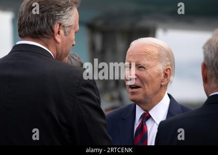 Anchorage (États-Unis d ' Amérique). 11 septembre 2023. Anchorage (États-Unis d ' Amérique). 11 septembre 2023. Le président américain Joe Biden, à droite, est accueilli par le gouverneur de l'Alaska Mike Dunleavy, à gauche, à son arrivée pour commémorer le 22e anniversaire des attaques terroristes de 9/11 à la base conjointe Elmendorf-Richardson, le 11 septembre 2023 à Anchorage, Alaska. Crédit : Alejandro Peña/États-Unis Air Force photo/Alamy Live News Banque D'Images