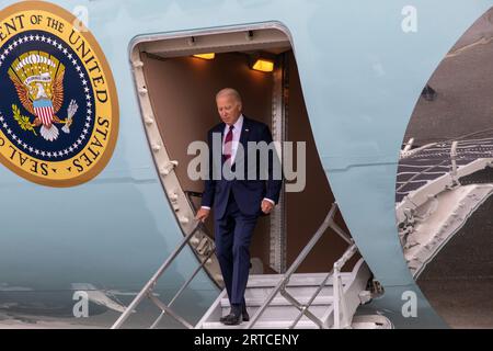 Anchorage (États-Unis d ' Amérique). 12 septembre 2023. Anchorage (États-Unis d ' Amérique). 11 septembre 2023. Le président américain Joe Biden quitte Air Force One à son arrivée pour commémorer le 22e anniversaire des attaques terroristes de 9/11 à la base conjointe Elmendorf-Richardson, le 11 septembre 2023 à Anchorage, en Alaska. Crédit : CPT. Molly Treece/États-Unis Armée / Alamy Live News Banque D'Images