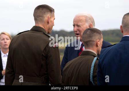 Anchorage (États-Unis d ' Amérique). 11 septembre 2023. Anchorage (États-Unis d ' Amérique). 11 septembre 2023. Le président américain Joe Biden, à droite, est accueilli par le major général Brian Eifler, commandant de la 11e division aéroportée, à gauche, à son arrivée pour commémorer le 22e anniversaire des attaques terroristes de 9/11 à la base interarmées Elmendorf-Richardson, le 11 septembre 2023 à Anchorage, en Alaska. Crédit : Alejandro Peña/États-Unis Air Force photo/Alamy Live News Banque D'Images