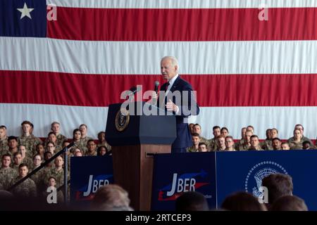 Anchorage (États-Unis d ' Amérique). 11 septembre 2023. Anchorage (États-Unis d ' Amérique). 11 septembre 2023. Le président américain Joe Biden prononce une allocution commémorant le 22e anniversaire des attentats terroristes du 9/11 septembre 2023 lors d’une cérémonie commémorative à la base conjointe Elmendorf-Richardson, le 11 septembre 2018 à Anchorage, en Alaska. Crédit : Sheila deVera/États-Unis Air Force photo/Alamy Live News Banque D'Images