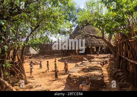 KONSO, ETHIOPIE - 7 FÉVRIER 2020 : enfants dans un village traditionnel de Konso, Ethiopie Banque D'Images