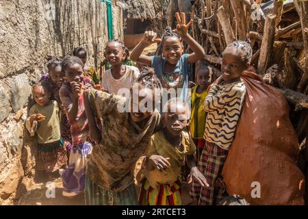 KONSO, ETHIOPIE - 7 FÉVRIER 2020 : enfants dans un village traditionnel de Konso, Ethiopie Banque D'Images