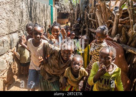 KONSO, ETHIOPIE - 7 FÉVRIER 2020 : enfants dans un village traditionnel de Konso, Ethiopie Banque D'Images