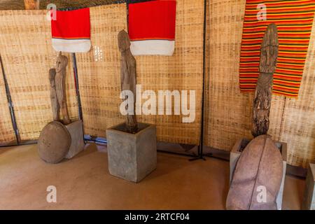 KONSO, ETHIOPIE - 7 FÉVRIER 2020 : Waka (Waga) mémorial statues en bois de la culture Konso, Ethiopie. Ils sont sculptés en l'honneur des guerriers Konso et du Banque D'Images