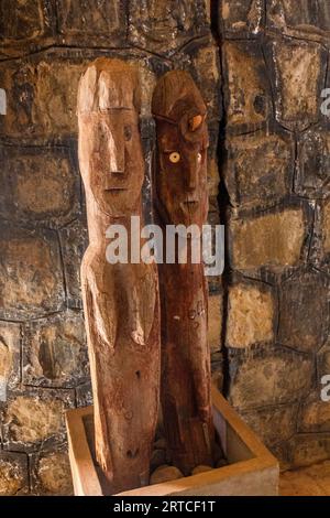 KONSO, ETHIOPIE - 7 FÉVRIER 2020 : Waka (Waga) mémorial statues en bois de la culture Konso, Ethiopie. Ils sont sculptés en l'honneur des guerriers Konso et du Banque D'Images