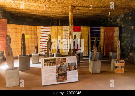 KONSO, ETHIOPIE - 7 FÉVRIER 2020 : Waka (Waga) mémorial statues en bois de la culture Konso au Musée Konso, Ethiopie. Ils sont sculptés en l'honneur de Konso Banque D'Images