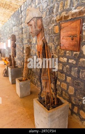 KONSO, ETHIOPIE - 7 FÉVRIER 2020 : Waka (Waga) mémorial statues en bois de la culture Konso, Ethiopie. Ils sont sculptés en l'honneur des guerriers Konso et du Banque D'Images