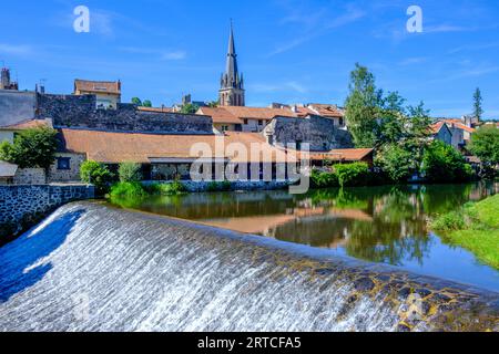 La rivière Jordane à Aurillac, Cantal, Auvergne, France Banque D'Images