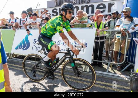 Tomoya Koyama de l'équipe Global 6 Cyclisme à la course cycliste Tour of Britain étape 6 départ à Southend on Sea, Essex, Royaume-Uni. Cavalier japonais Banque D'Images