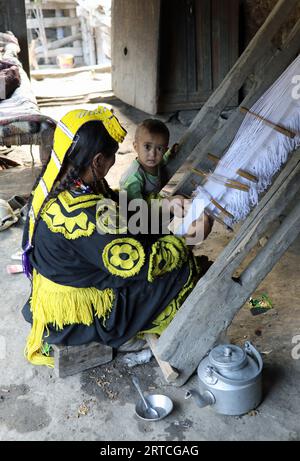 Femme Kalash qui tisse au village de Balanguru dans l'Hindu Kush Banque D'Images