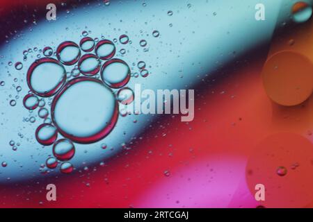 Macro plan abstrait de bulles d'huile flottant sur l'eau. Banque D'Images