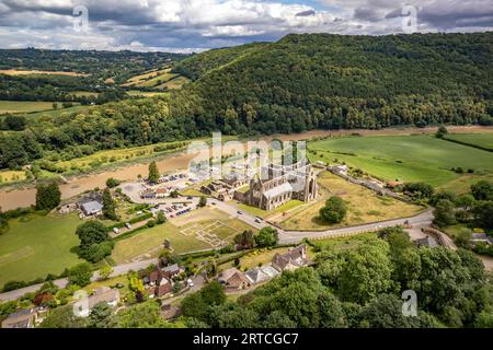 Les ruines de l'abbaye de Tintern et le paysage de la vallée de Wye vu des airs, Tintern, Monmouth, pays de Galles, Royaume-Uni, Europe Banque D'Images