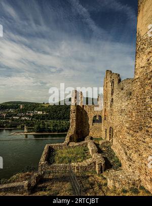 Vue depuis les ruines du château d'Ehrenfels à la Tour de la souris près de Bingen, vallée du Rhin moyen supérieur, Hesse et Rhénanie-Palatinat, Allemagne Banque D'Images