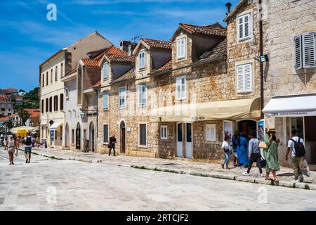 Bâtiments sur Trg sv. Stjepana à côté de la place Saint-Étienne dans la ville de Hvar (Grad Hvar) sur l'île de Hvar sur la côte dalmate de la Croatie Banque D'Images