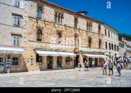 Bâtiments sur Trg sv. Stjepana à côté de la place Saint-Étienne dans la ville de Hvar (Grad Hvar) sur l'île de Hvar sur la côte dalmate de la Croatie Banque D'Images