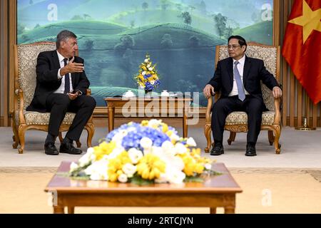 Hanoi, Vietnam. 12 septembre 2023. Le ministre flamand, le président Jan jambon, et le premier ministre vietnamien Pham Minh Chinh photographiés lors d'une mission commerciale du gouvernement flamand au Vietnam, mardi 12 septembre 2023. BELGA PHOTO DIRK WAEM crédit : Belga News Agency/Alamy Live News Banque D'Images