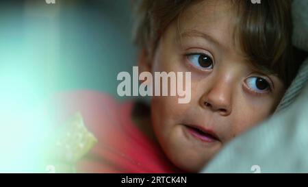 Child's Delight - Close-Up expression of Boy comme il aime un cookie snack Banque D'Images