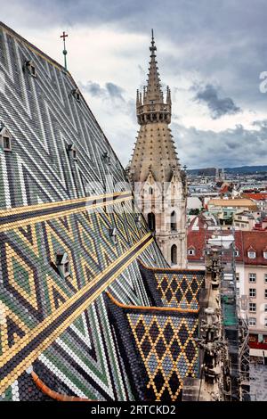 Blick auf das Dach und den heidenturm vom Stephansdom in Wien Banque D'Images