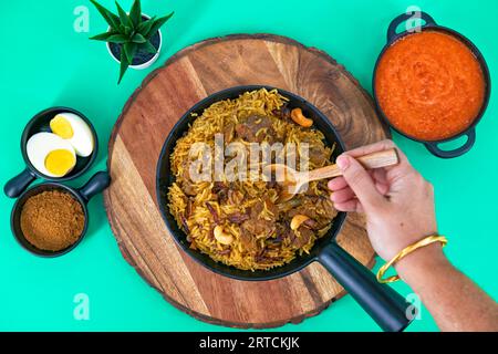 Le poulet Dum Handi Biryani est préparé dans un pot en terre ou en argile appelé Haandi. Nourriture indienne populaire non végétarienne. Poulet dum biryani avec œuf à la coque Banque D'Images