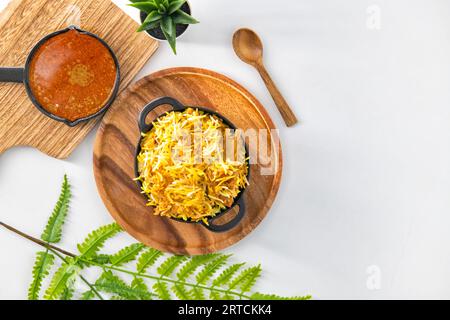 Dum Handi mutton Biryani ou gosht pilaf est préparé dans un pot en terre ou en argile appelé Handi. Nourriture indienne populaire non végétarienne. Spécial handi biryani Banque D'Images