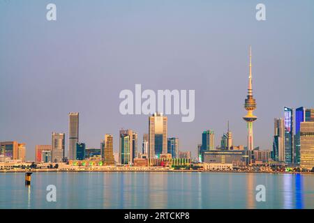 Koweït Sheikh Jaber Al-Ahmad Al-Sabah Causeway pendant la soirée après le coucher du soleil. Kuwait Sea Bridge dans la soirée. Banque D'Images