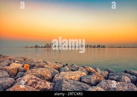Koweït Skyline vue de la plage pendant la célébration de la fête nationale. Koweït feux de jour nationaux sur le bâtiment et feux de drapeau du Koweït pendant la nuit Banque D'Images