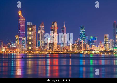 Koweït Skyline vue de la plage pendant la célébration de la fête nationale. Koweït feux de jour nationaux sur le bâtiment et feux de drapeau du Koweït pendant la nuit Banque D'Images