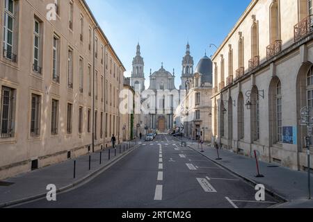 Nancy, France - 09 02 2023 : Patrimoine mondial de l'UNESCO. Vue de la cathédrale notre-Dame-de-l’Annonciation depuis la place Stanislas au lever du soleil Banque D'Images