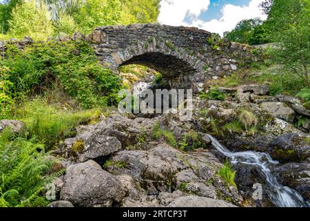 Pont de pierre Ashness Bridge dans le Lake District, Angleterre, Royaume-Uni, Europe Banque D'Images