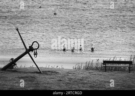 Vue des dames se baignant sur la plage de la célèbre Melbourne Road, North Berwick, East Lothian, Écosse, Royaume-Uni Banque D'Images