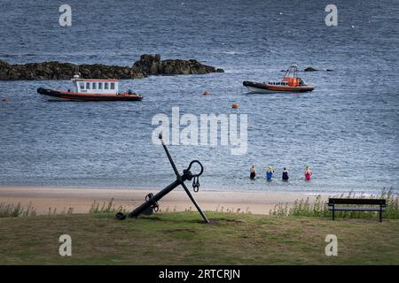 Vue des femmes de bain sur la plage de la célèbre Melbourne Road, North Berwick, East Lothian, Écosse, Royaume-Uni, Banque D'Images