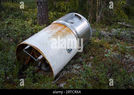 Vieille machine à laver des années 1950 jetée dans les bois Banque D'Images