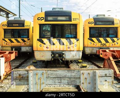 3 moteurs de train à la fin de la ligne à Tomar, Portugal Banque D'Images