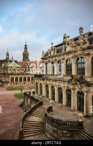 Vue sur le Zwinger de Dresde vers la voûte verte et la cathédrale Sanctissimae Trinitatis, Dresde, État libre de Saxe, Allemagne, Europe Banque D'Images