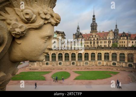 Vue depuis le Kronentor sur la figure et la cour intérieure du Zwinger de Dresde, Dresde, État libre de Saxe, Allemagne, Europe Banque D'Images