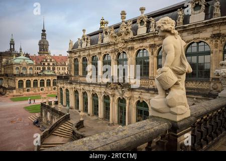 Vue sur le Zwinger de Dresde vers la voûte verte et la cathédrale Sanctissimae Trinitatis, Dresde, État libre de Saxe, Allemagne, Europe Banque D'Images