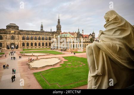 Vue sur le Zwinger de Dresde vers la voûte verte et la Galerie des maîtres anciens, Dresde, État libre de Saxe, Allemagne, Europe Banque D'Images