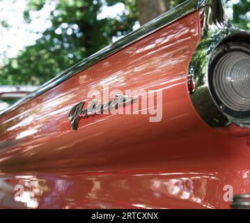 Aile arrière d'Un véhicule Pink Ford Galaxie des années 1950, Southbourne, Angleterre Royaume-Uni Banque D'Images