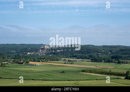 Vue aérienne sur la Dordogne, le Château de Beynac (château fortifié au sommet d'une falaise) et le village de Beynac-et-Cazenac classé parmi les plus grands bea Banque D'Images