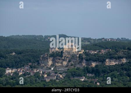 Vue aérienne sur la Dordogne, le Château de Beynac (château fortifié au sommet d'une falaise) et le village de Beynac-et-Cazenac classé parmi les plus grands bea Banque D'Images